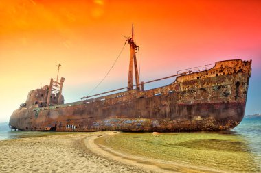 Yunanistan 'da gün batımında gemi kazası