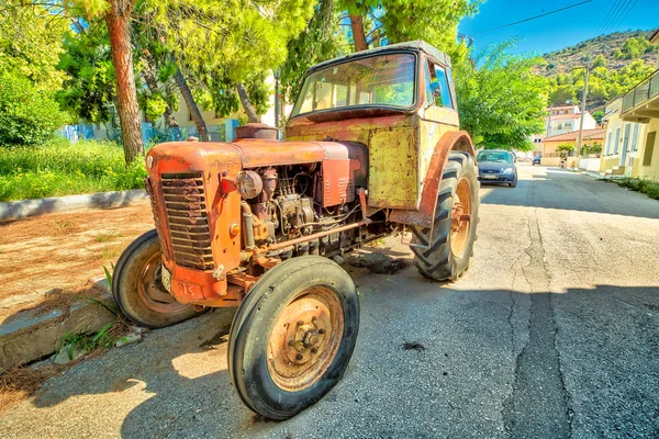 Tracteur vintage abandonné — Photo