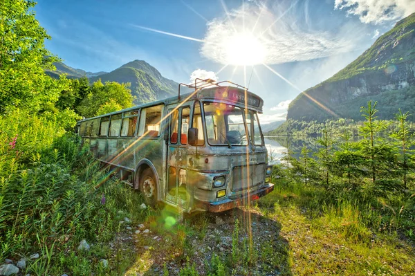 Ônibus abandonado na Noruega — Fotografia de Stock