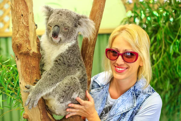 Vrouw met koala — Stockfoto