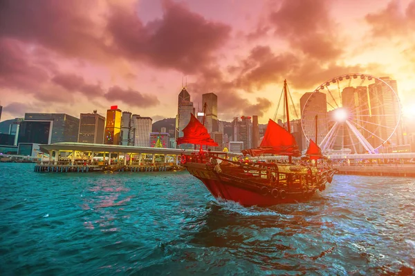 Hong Kong Red-sail junk boat — Stock fotografie