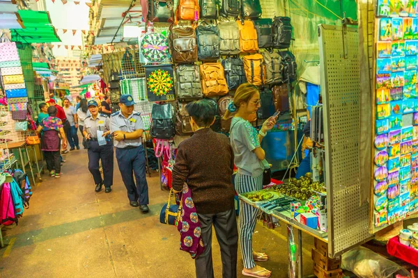 Hong Kong police in shopping street — Stock Photo, Image