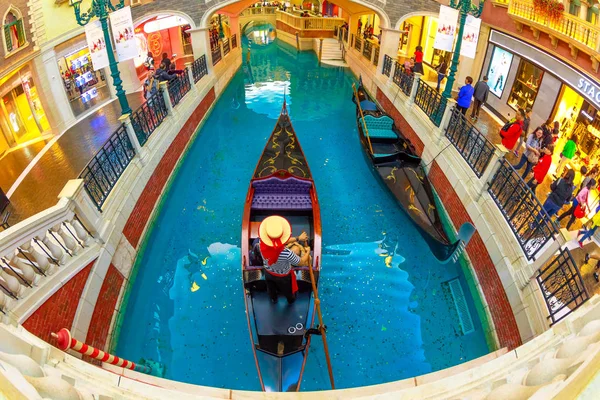 Gondolero en Macao veneciano — Foto de Stock