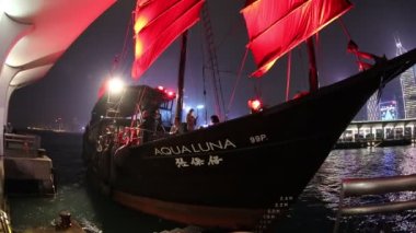 Kırmızı yelkenli hurda tekne Aqua Luna