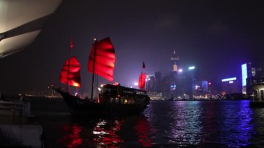 Hong Kong kırmızı yelkenli hurda teknesi