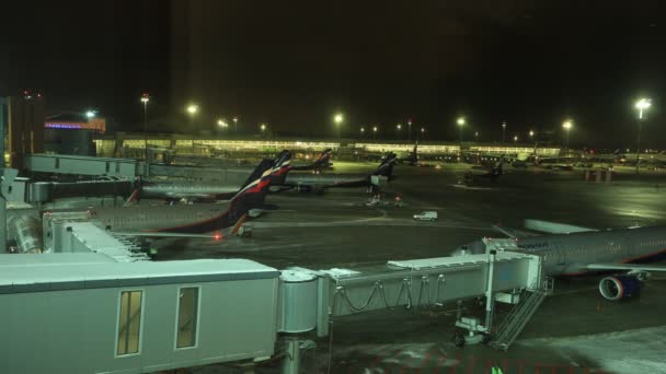 莫斯科机场航空公司的飞机加油 — 图库视频影像