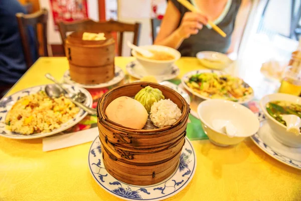 Steaming dumplings and ramen — Zdjęcie stockowe