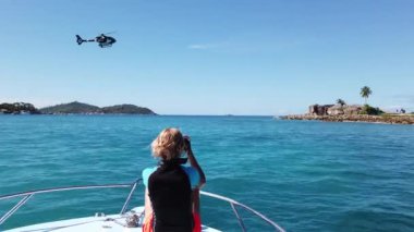 Seyşeller Adası helikopterleri ve katamaranları