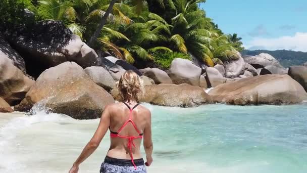 Mujer salpicando ola Seychelles — Vídeos de Stock