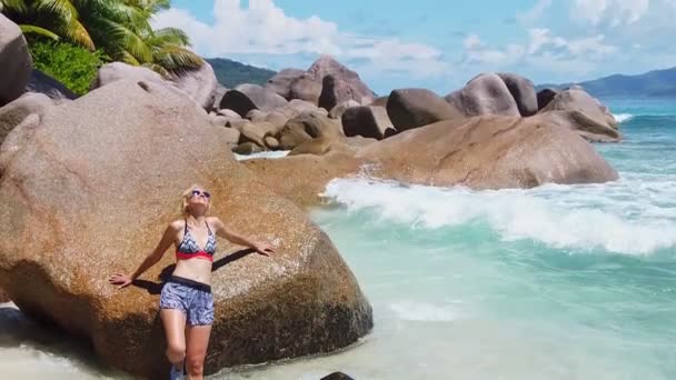 Vrouw spetterende golf Seychellen — Stockvideo