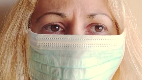 Menina loira com máscara sanitária — Vídeo de Stock