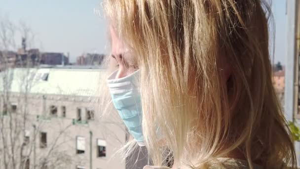 Fille blonde avec masque sanitaire — Video