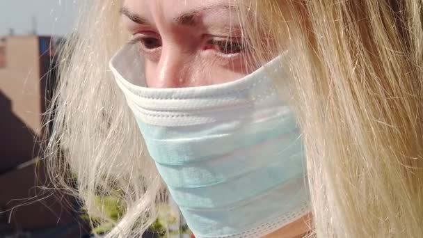 Blond flicka med sanitär mask — Stockvideo