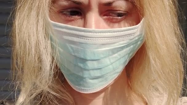 Szőke lány egészségügyi maszk — Stock videók