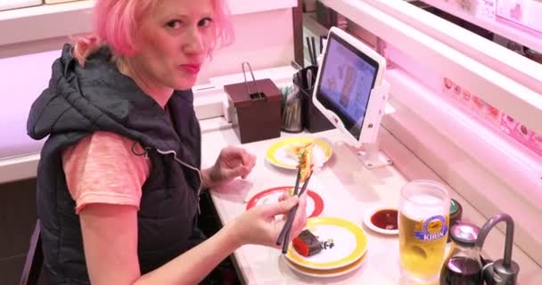 Femme chez Genki Sushi — Video