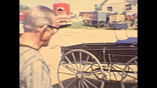 Carruaje de caballos amish en 1970 — Vídeo de stock