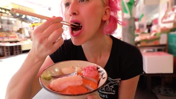 Woman at Ameyoko market — Stock Video