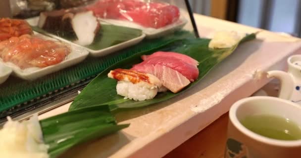 Japanese tuna sushi close up — Stok video