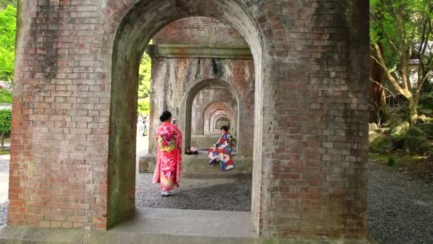 Women in Nanzen-ji Aqueduct — Stok video