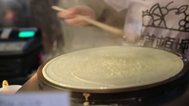 Crepe japonês com chocolate — Vídeo de Stock