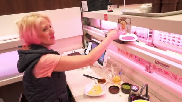 Genki Sushi υψηλής τεχνολογίας εστιατόριο — Αρχείο Βίντεο