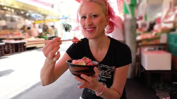 Frau auf dem Ameyoko-Markt — Stockvideo