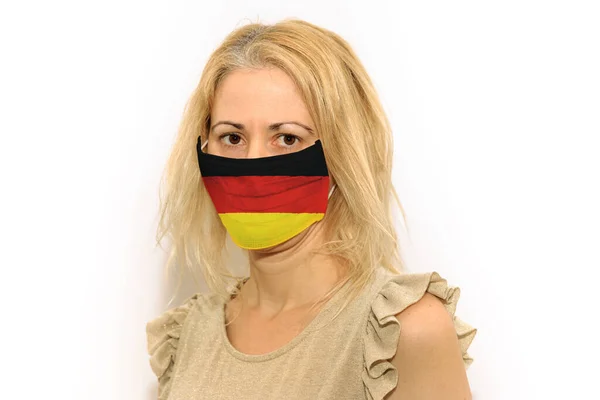 Vrouw met sanitair masker in Duitsland — Stockfoto