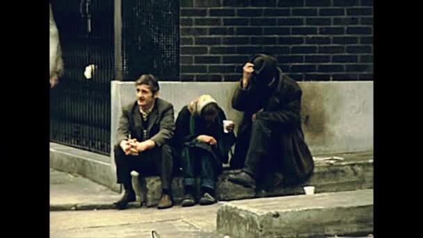 Londense mensen op straat in de jaren zeventig — Stockvideo