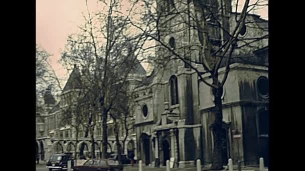 ロンドンの教会とバス — ストック動画