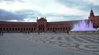 Plaza de Espana çeşmesi gün batımında