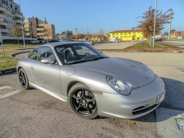 Gri Porsche 996 Carrera arabası.