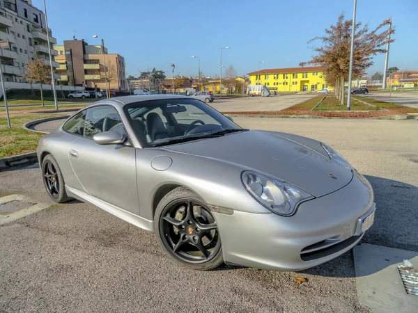 Cinza Porsche 996 Carrera carro — Fotografia de Stock