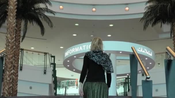 Nő a City Center Doha bevásárlóközpontban — Stock videók