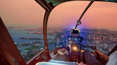 Yokohama şehir manzarasında helikopter.