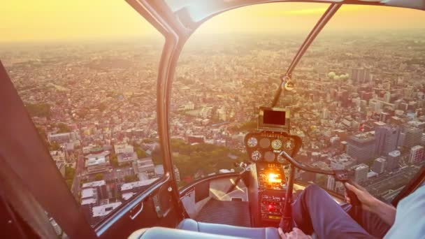 Hélicoptère sur Yokohama paysage urbain crépuscule skyline — Video