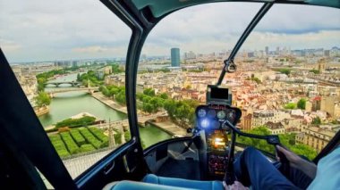 Notre Dame kilisesinin çatısında helikopter var.