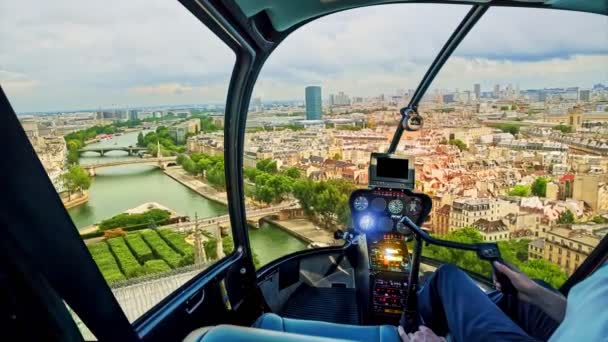 Helikopter op dak Notre Dame kerk — Stockvideo
