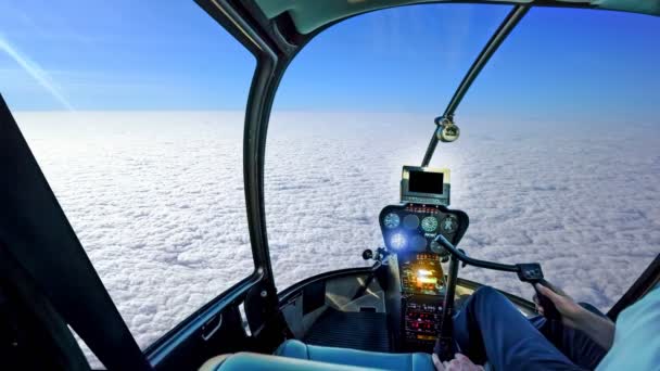 Cockpit no céu nublado — Vídeo de Stock