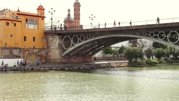 Ciudad de Sevilla crucero en barco turismo — Vídeo de stock