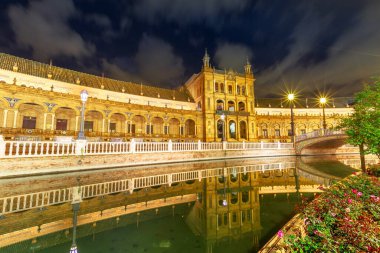 İspanya Meydanı Seville gecesi