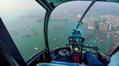 Hong Kong tayfun sığınağındaki helikopter.