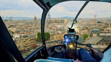 Helikopter Notre Dame silueti