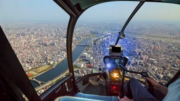 Hubschrauber über Tokios Skyline — Stockvideo