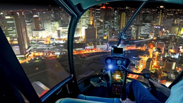 Helikopter på Osaka skyline vid skymning — Stockvideo