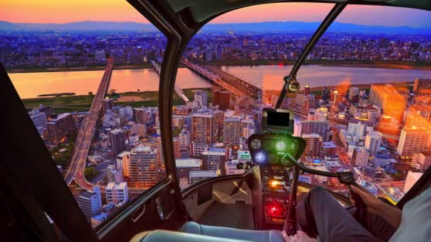 Hubschrauber über Osaka bei Sonnenuntergang — Stockvideo