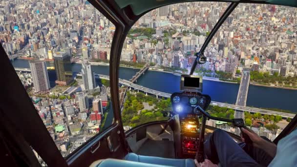 Helikopter op Tokio skyline Sumida rivier — Stockvideo