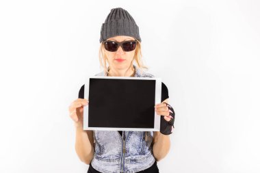 Kopya alanı tabelalı sert kadın