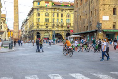 Covid-19 İtalya 'daki tecritten sonra sosyal mesafeye sahip