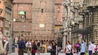 Covid-19 İtalya 'daki tecritten sonra sosyal mesafeye sahip