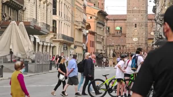 Covid-19 met sociale afstand na afsluiting in Italië — Stockvideo